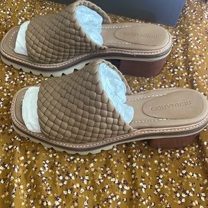 NIB Bernardo Slyvie Leather Heels